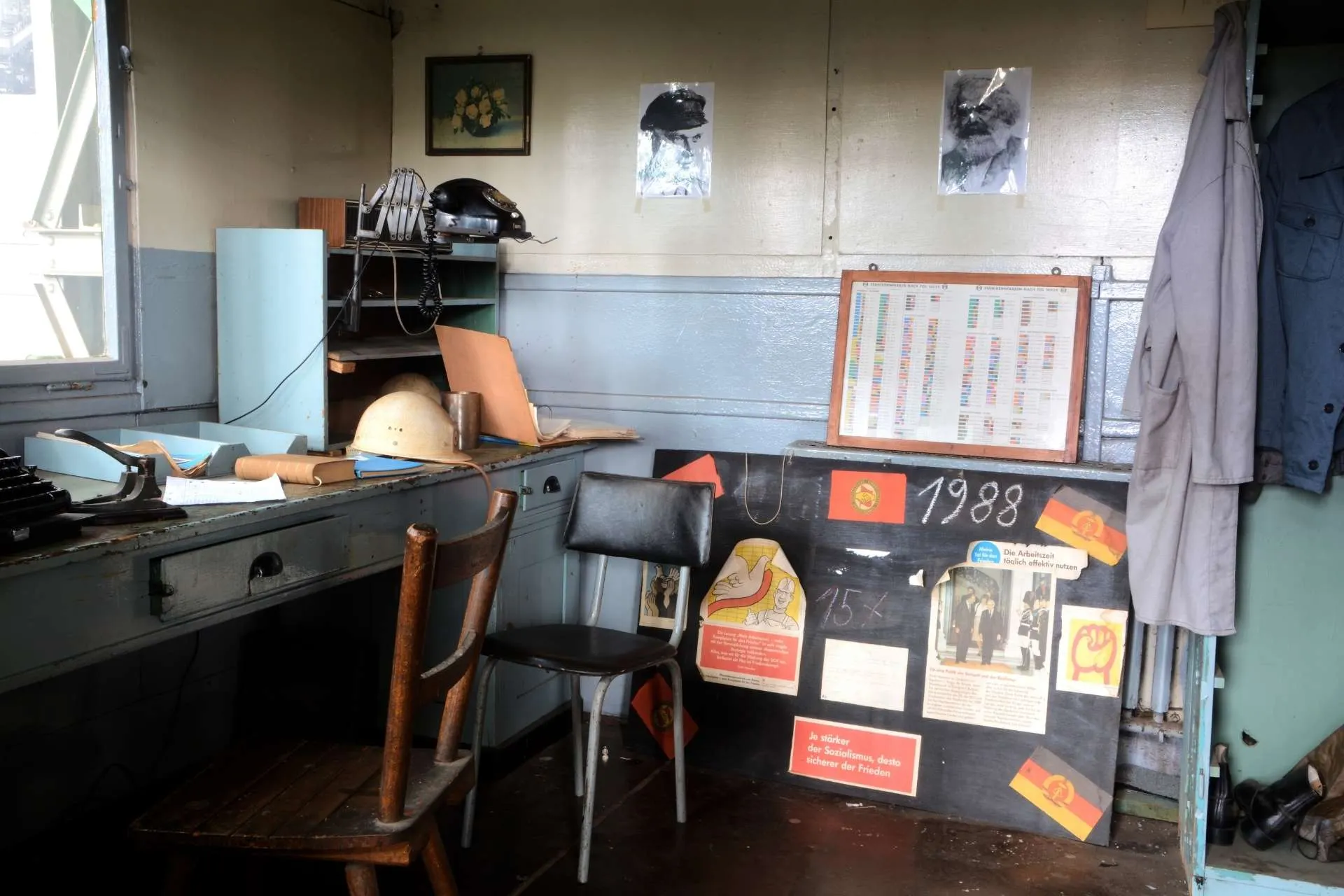 Een DDR-arbeidsplek tentoongesteld in het DDR museum in Berlijn, tijdens een citytrip Berlijn met de Jong Intra Vakanties