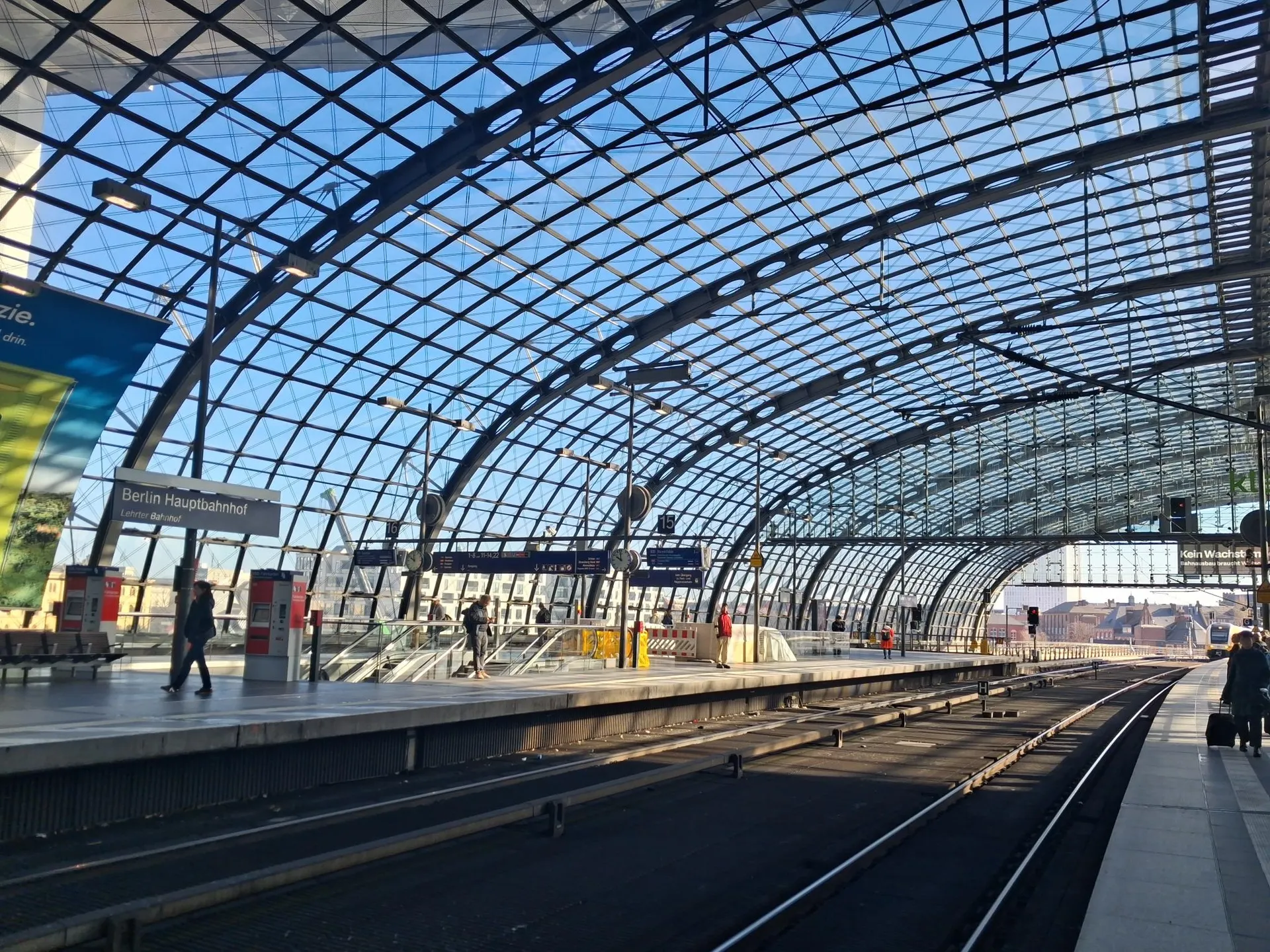 Stationshal van Berlin Hauptbahhof, Berlijn, Duitsland | de Jong Intra Vakanties