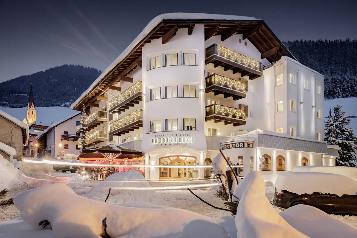 Alpin Art en Spa Hotel Naudererhof Nauders - 
<ul>
  <li>Directe toegang tot skibushalte voor gemakkelijke toegang tot de pistes.</li>
  <li>Uitgebreide faciliteiten voor ontspanning na het skiën, zoals een sauna en hotelbar.</li>
  <li>Centraal gelegen in Nauders met nabijheid van winkels, restaurants en après-ski mogelijkheden.</li>
</ul>