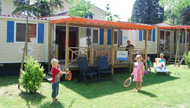 Stacaravan Sunset Superior met houten terras en luifel