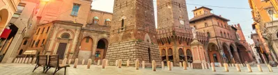 Stedentrip Bologna, Garisenda en Asinelli-toren, Bolgona, Italië | de Jong Intra Vakanties