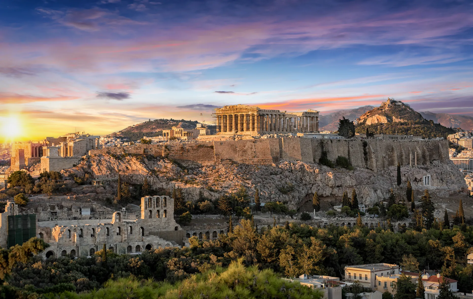 De Akropolis van Athene, Griekenland, bij zonsondergang met een stedentrip Athene met de Jong Intra Vakanties
