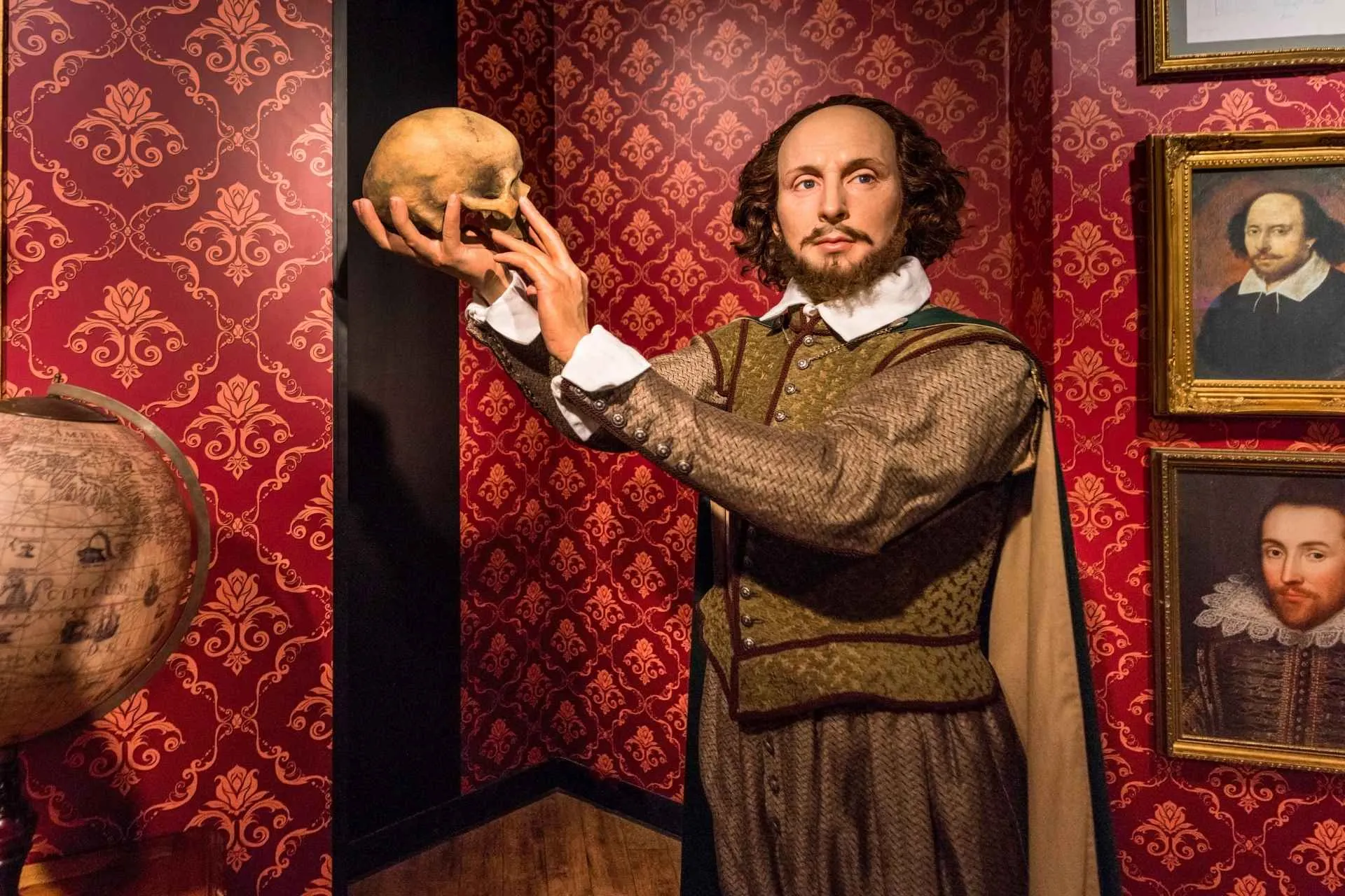 Madame Tussauds Berlijn met wassenbeelden van beroemdheden en bezoekers tijdens een stedentrip Berlijn met de Jong Intra Vakanties