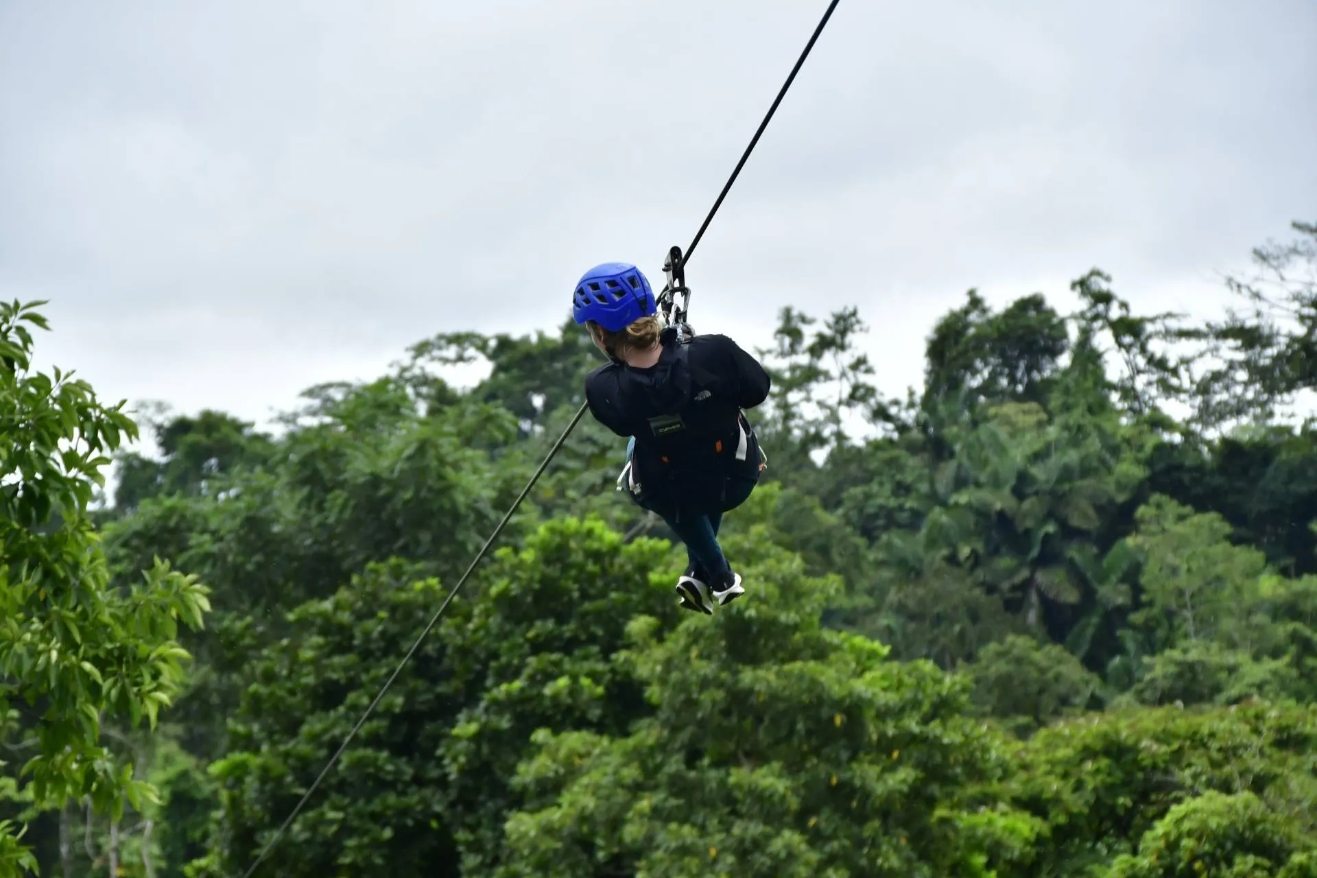 Zipline bij het Arenal National Park, Costa Rica tijdens studiereis Costa Rica | de Jong Intra Vakanties