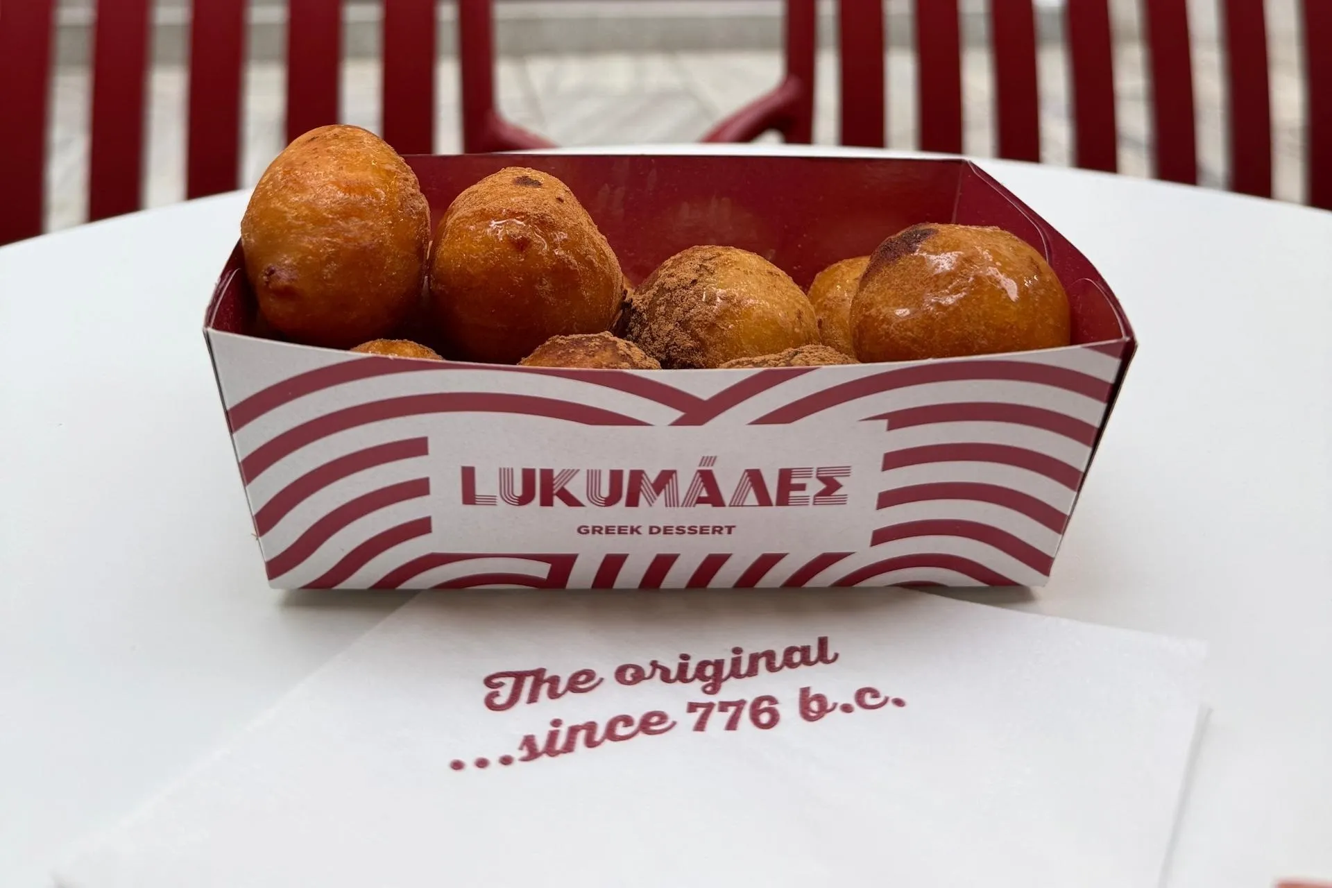 De zoete lekkernij lukumades tijdens een stedentrip Athene in Griekenland - de Jong Intra Vakanties