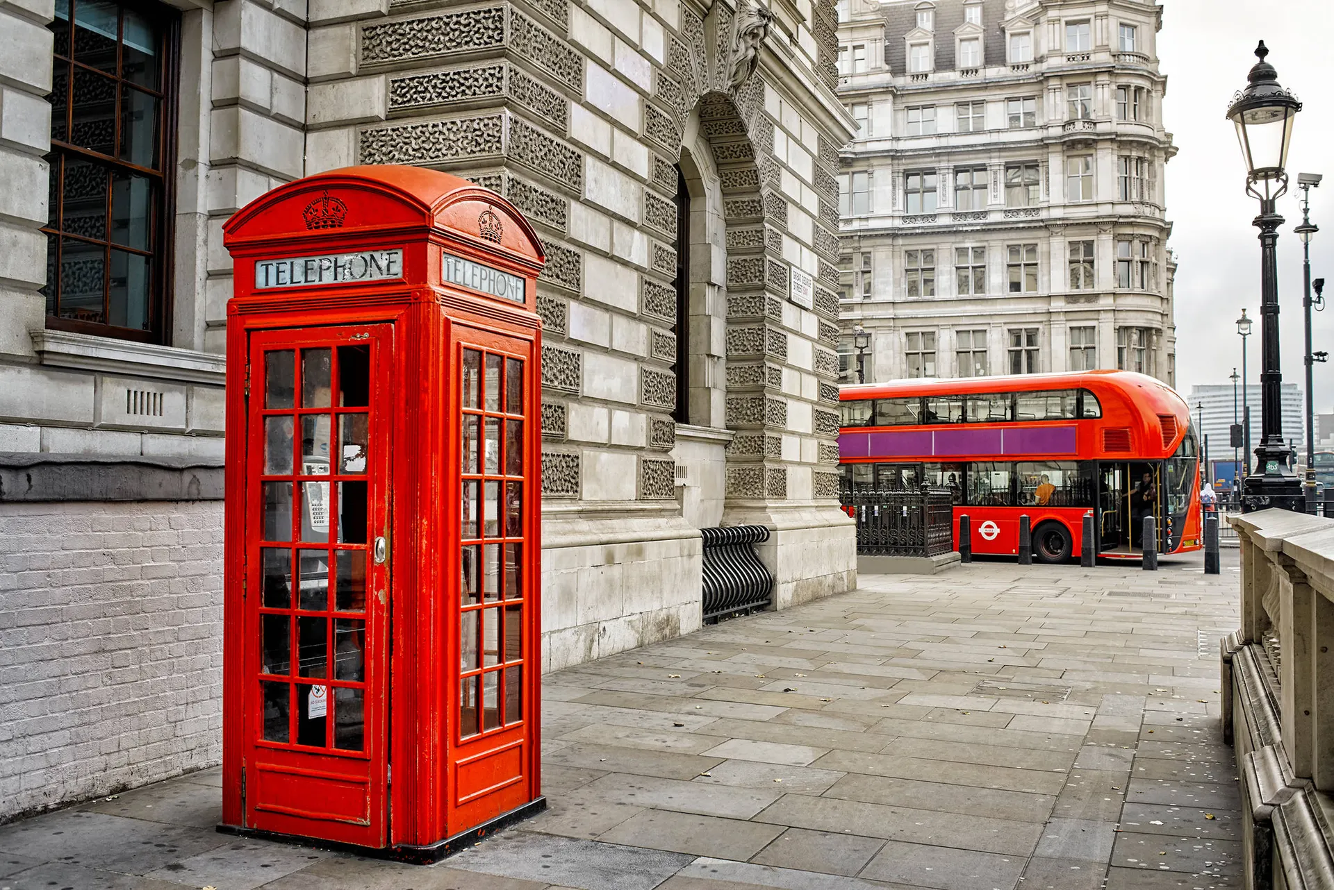 Telefooncel en rode dubbeldekker in Londen