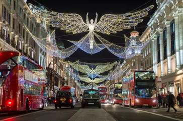 Kerst in Londen, verlichte winkelstraat | de Jong Intra Vakanties