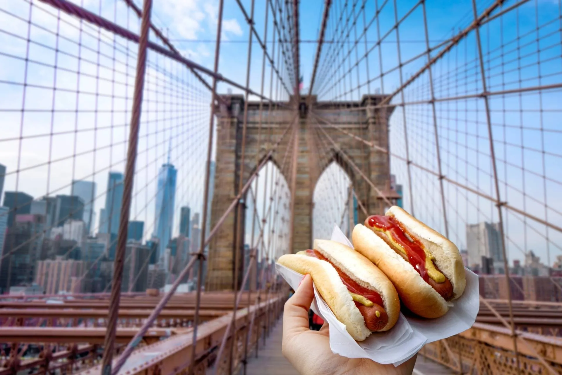 Een hotdog eten op de Brooklyn Bridge tijdens een stedentrip in de winter in New York | de Jong Intra Vakanties