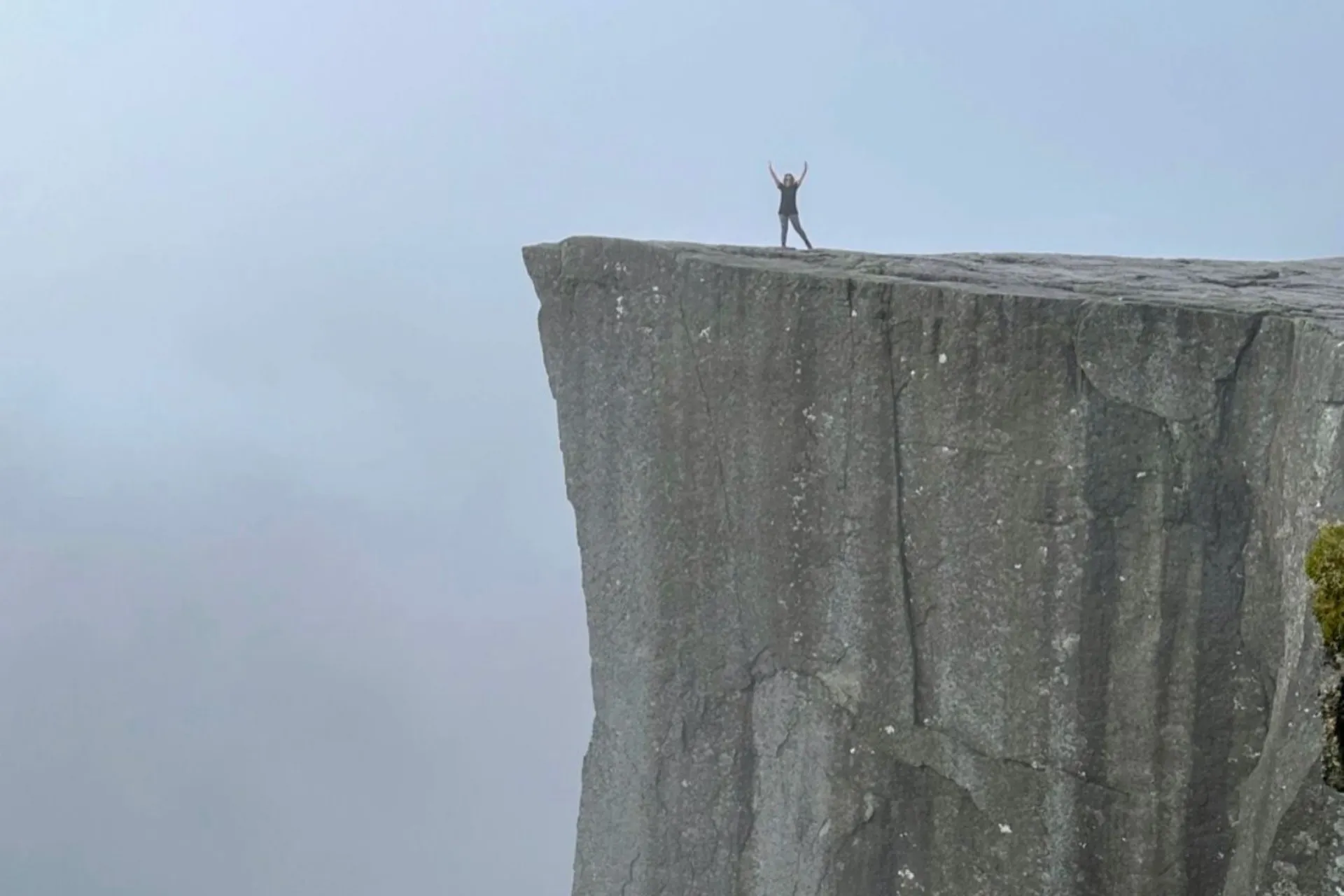 Hiken naar Preikestolen boven het fjord - de Jong Intra Vakanties