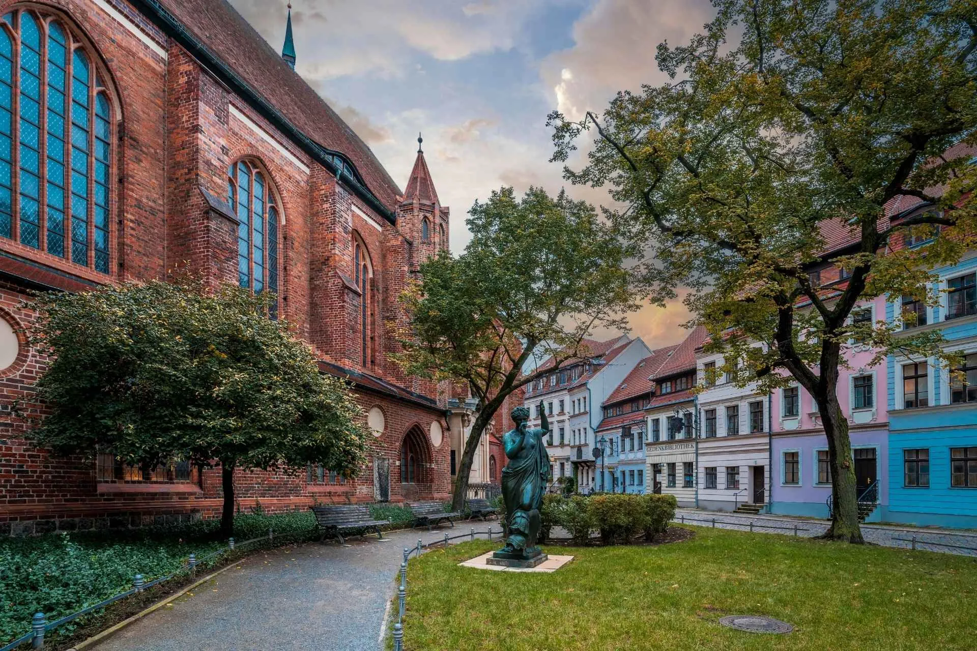 Het historische wijkje Nikolaiviertel met de Nikolaikirchplatz is echt een must-visie tijdens een stedentrip Berlijn