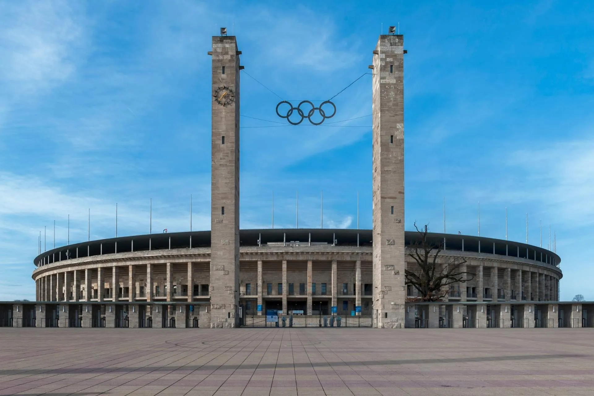 Olympisch Stadion Berlijn met voetbalveld en tribunes tijdens rondleiding tijdens een stedentrip Berlijn met de Jong Intra Vakanties