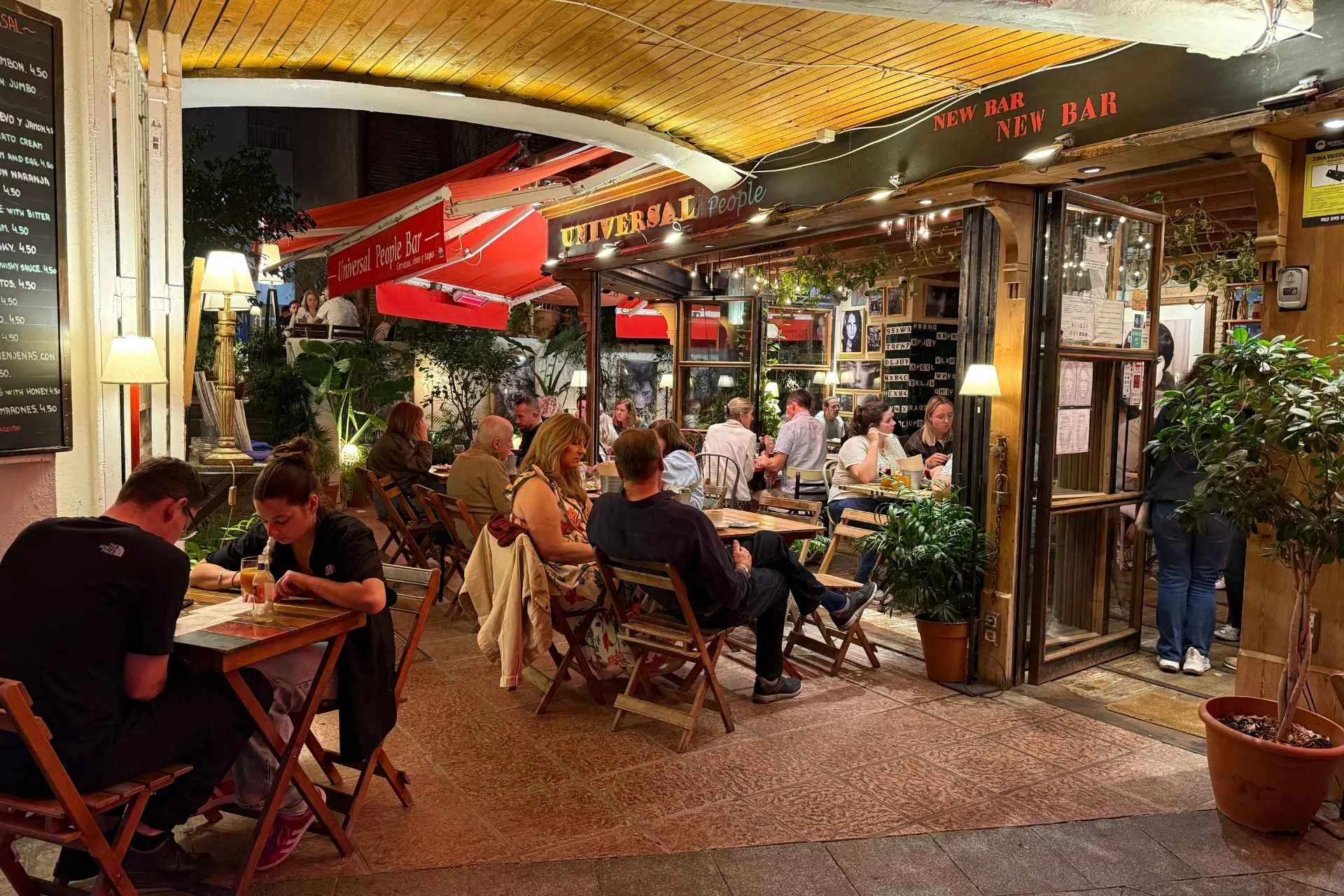 De gezellige Universal People Bar, Sevilla in Spanje - de Jong Intra Vakanties