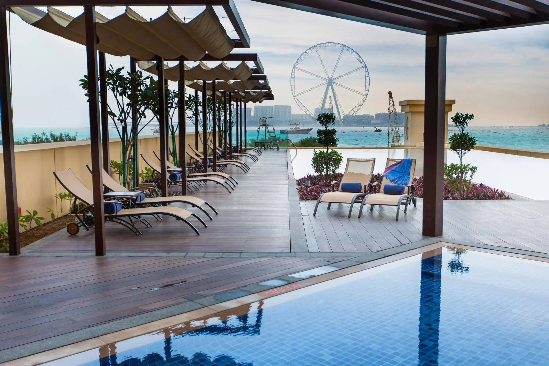 Online bestellen: JA Ocean View Hotel