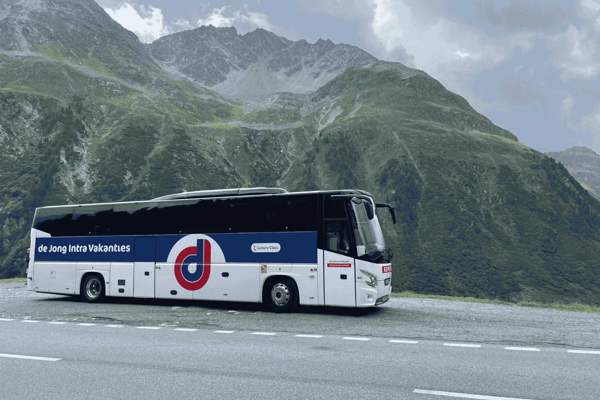 Bus van de Jong Intra Vakanties tijdens de groepsreis Drielandenreis, Oostenrijk | de Jong Intra Vakanties