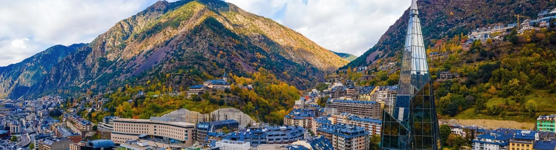 Luchtfoto van Andorra la Vella, de hoofdstad van Andorra, in de Pyreneeën tussen Frankrijk en Spanje | de Jong Intra Vakanties