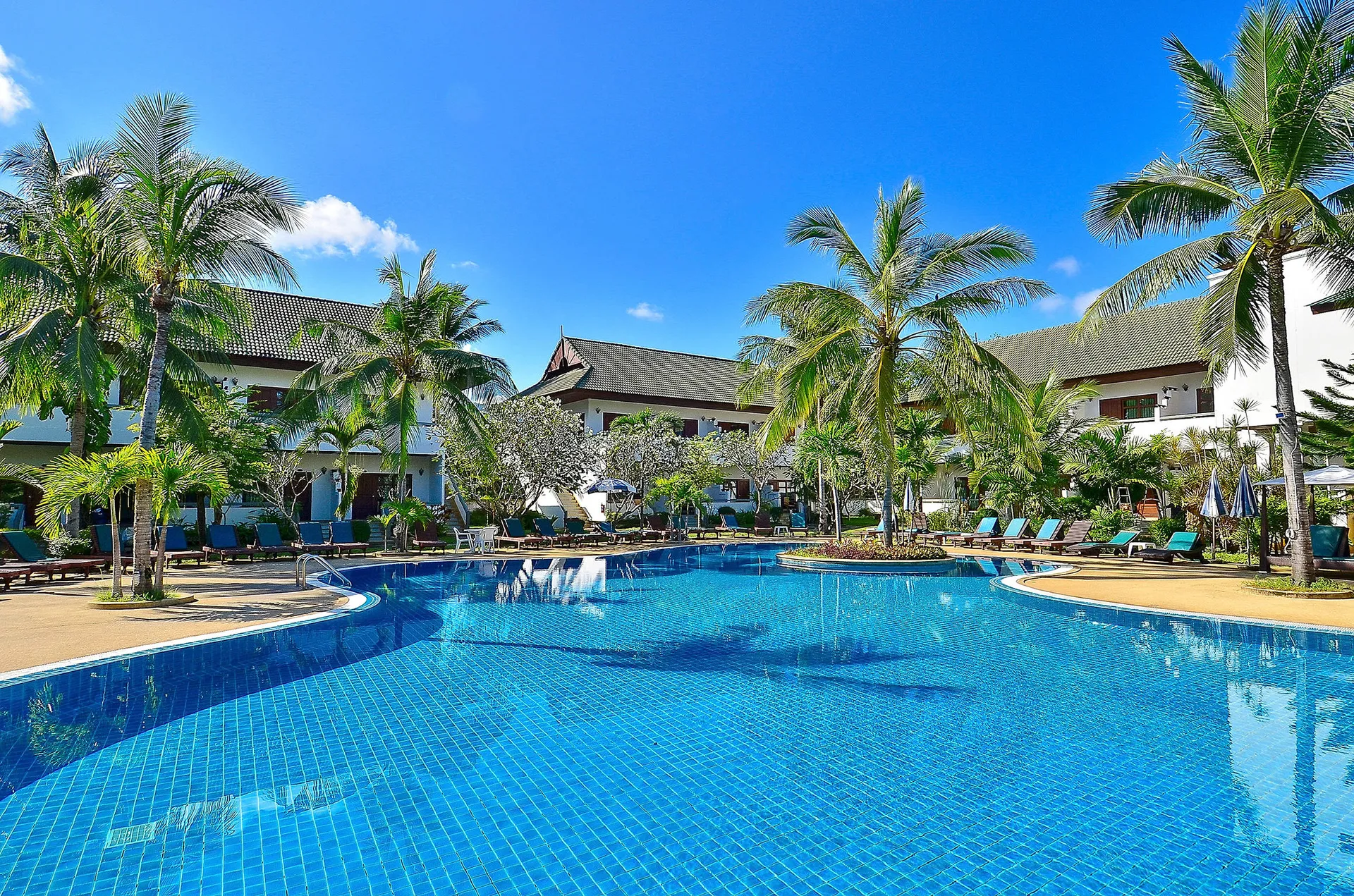 Online bestellen: Hotel First Bungalow Beach Resort