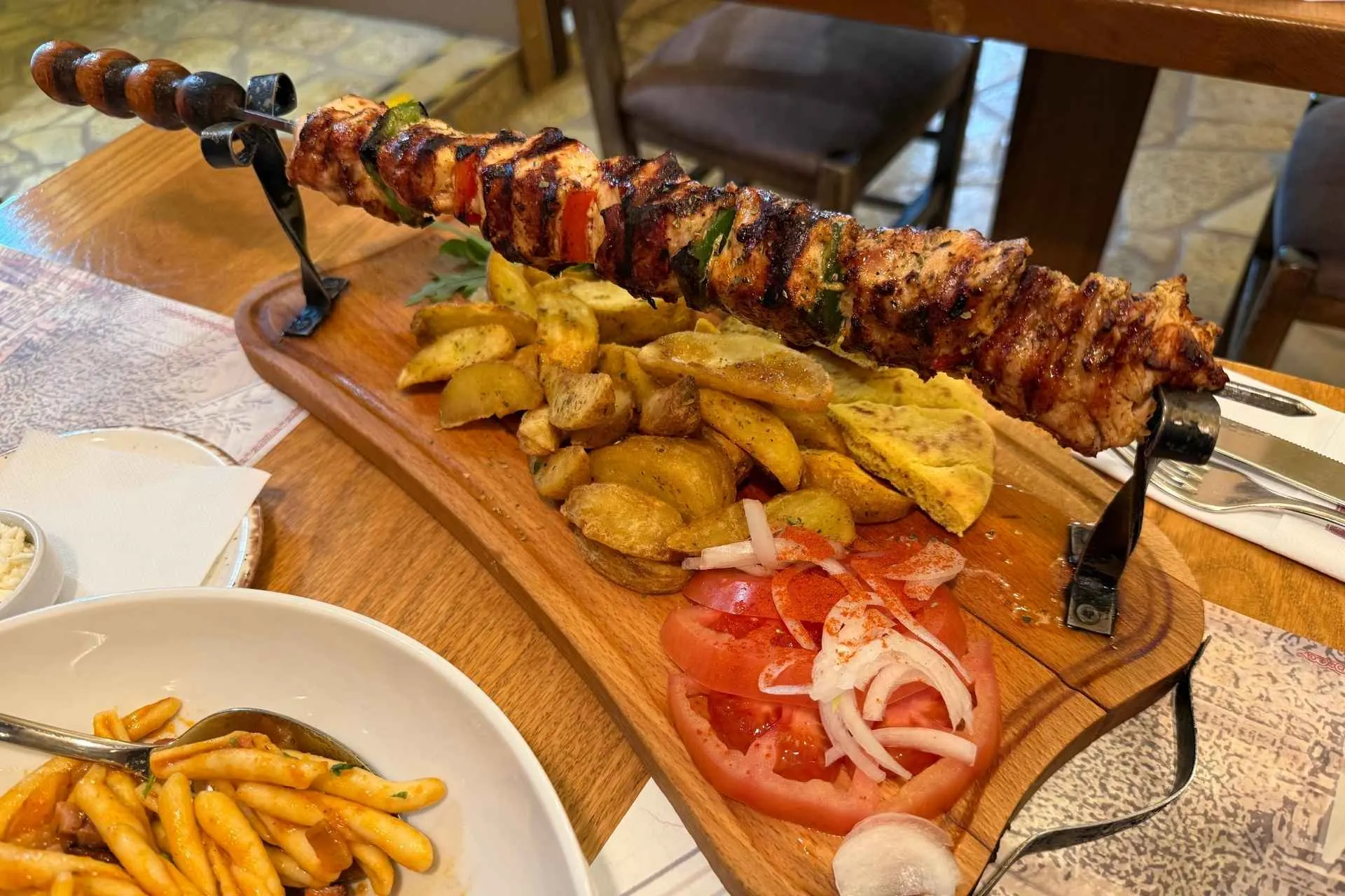 Een heerlijke souvlaki in het gezellige restaurant Mironi tijdens een stedentrip Athene, Griekenland - de Jong Intra Vakanties