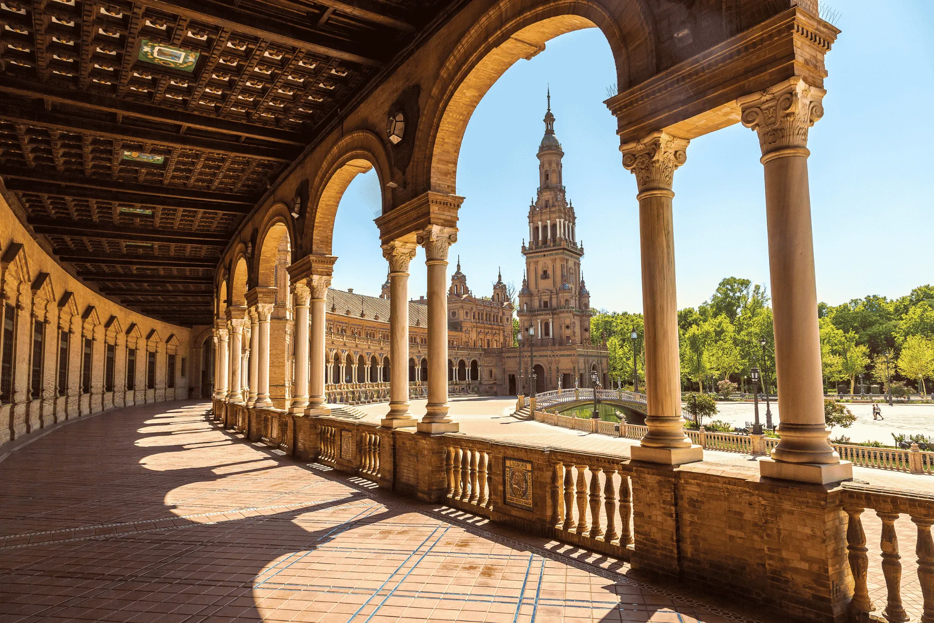 Het indrukwekkende Plaza de Espana in het zonnige Sevilla tijdens een stedentrip, Spanje - de Jong Intra Vakanties