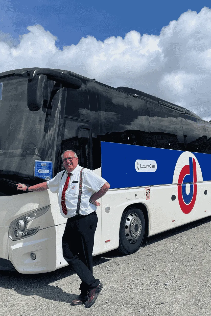 Buschauffeur Twan van de groepsreis Drielandenreis bij onze bus in Nauders, Oostenrijk - de Jong Intra Vakanties