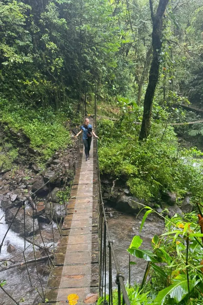 Persoon lopend over brug in La Fortuna, Costa Rica | de Jong Intra Vakanties