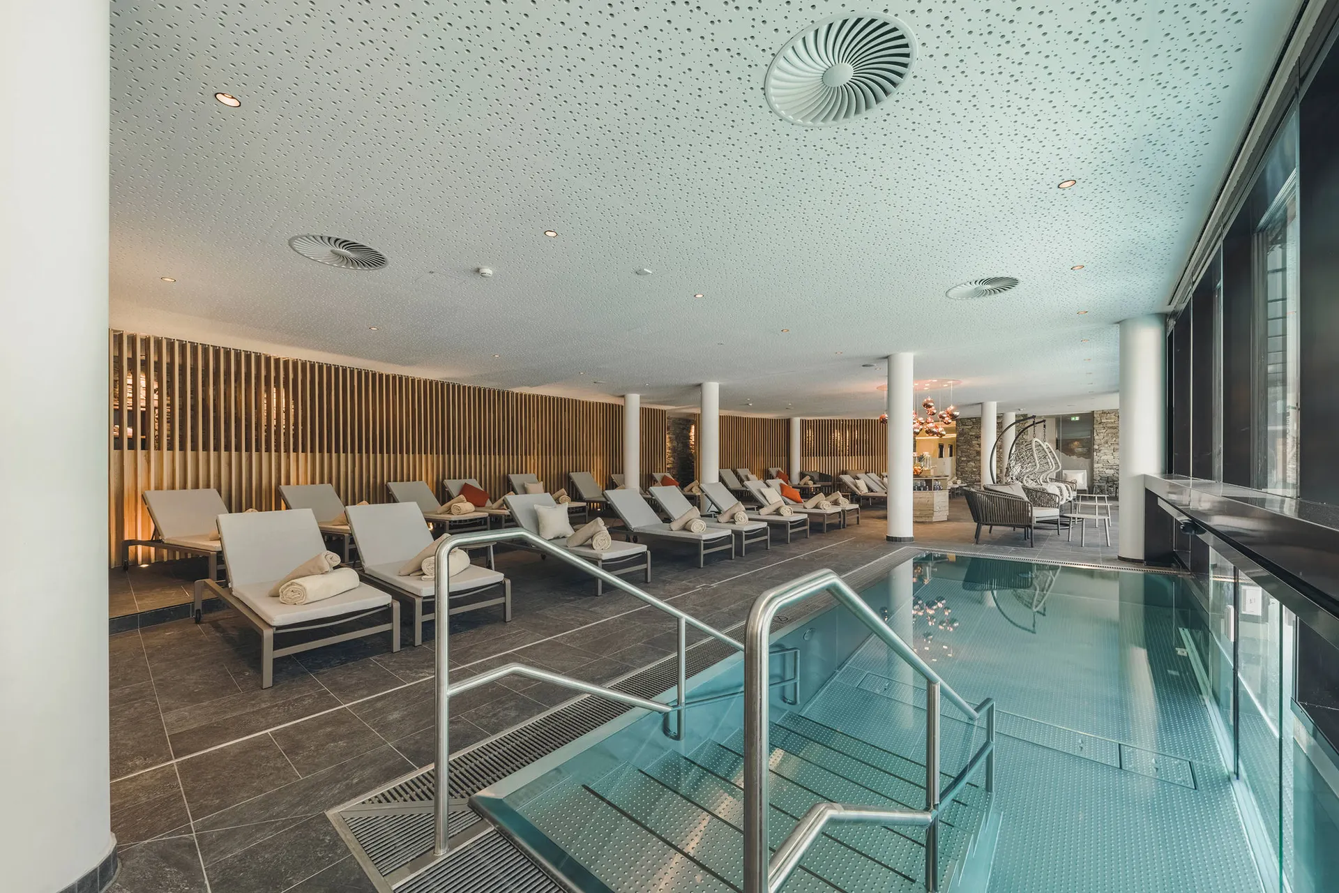 Wellnesscenter met binnzwembad en ontspanningsruimte