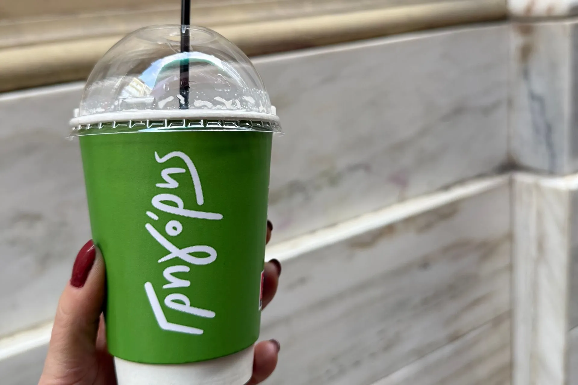 Een lekkere freddo cappuccino tijdens een stedentrip Athene bij Gregory's, Griekenland - de Jong Intra Vakanties