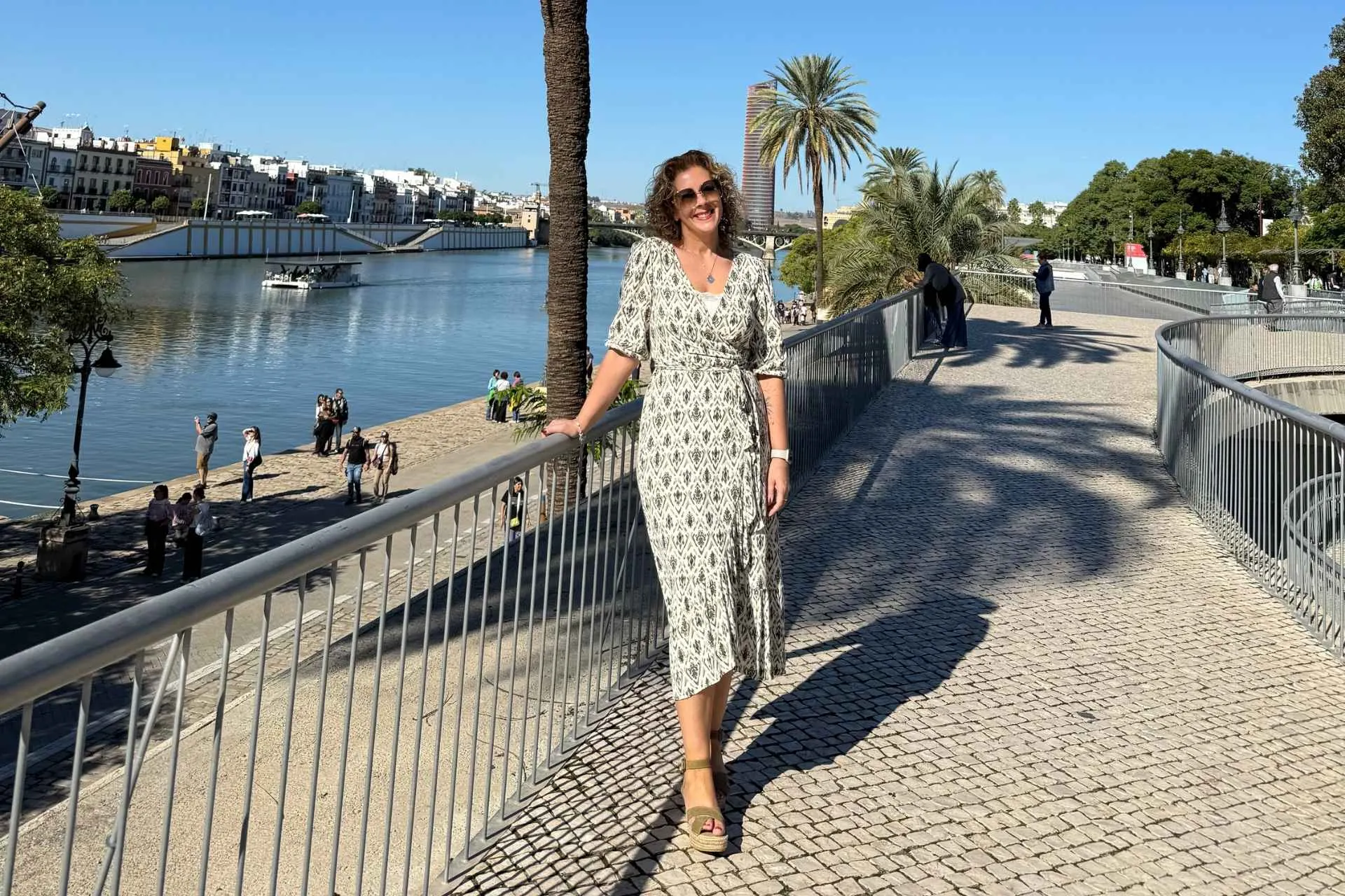 Nathalie geniet van de warme Andalusische zon tijdens een stedentrip in Sevilla, Spanje - de Jong Intra Vakanties