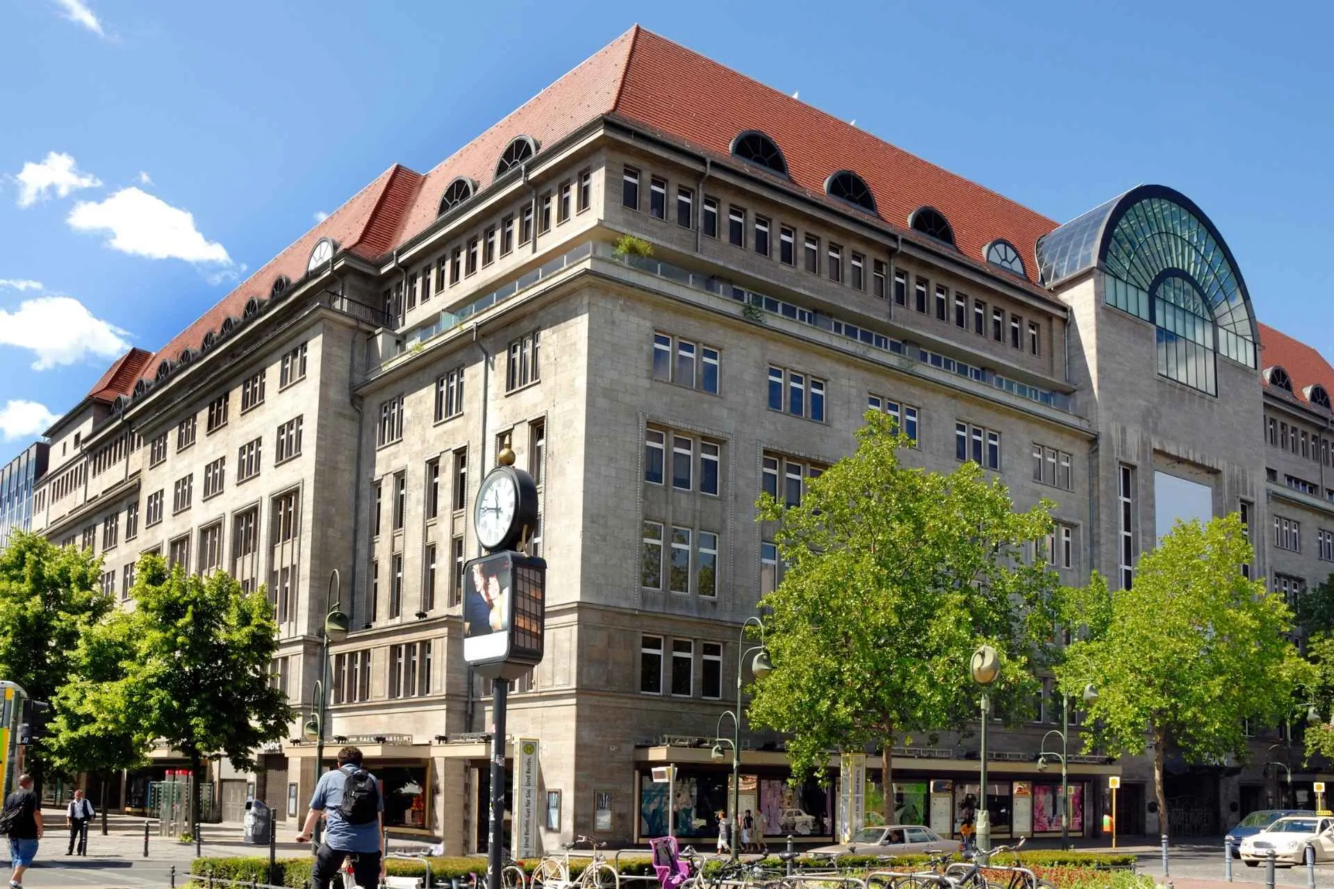 Ga shoppen met vriendinnen tijdens een citytrip Berlijn bij het KaDeWe (Kaufhaus des Westens) in Duitsland met de Jong Intra Vakanties