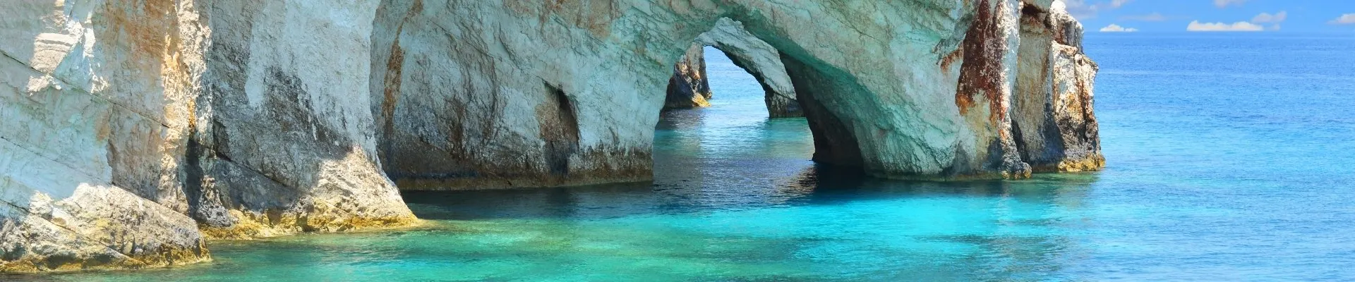 Ontdek de prachtige Blauwe Grotten tijdens een vakantie op Zakynthos Griekenland met de Jong Intra Vakanties; helder blauw water, wit fijn strand en heerlijke zon.