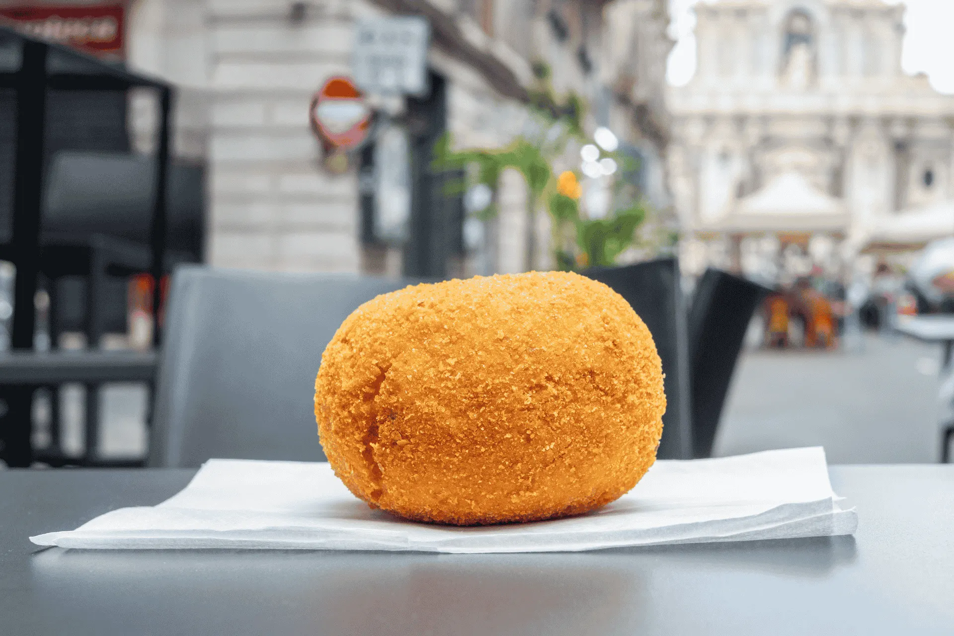 Een heerlijke arancini op het eiland Sicilië tijdens een groepsreis in Zuid-Italië - de Jong Intra Vakanties