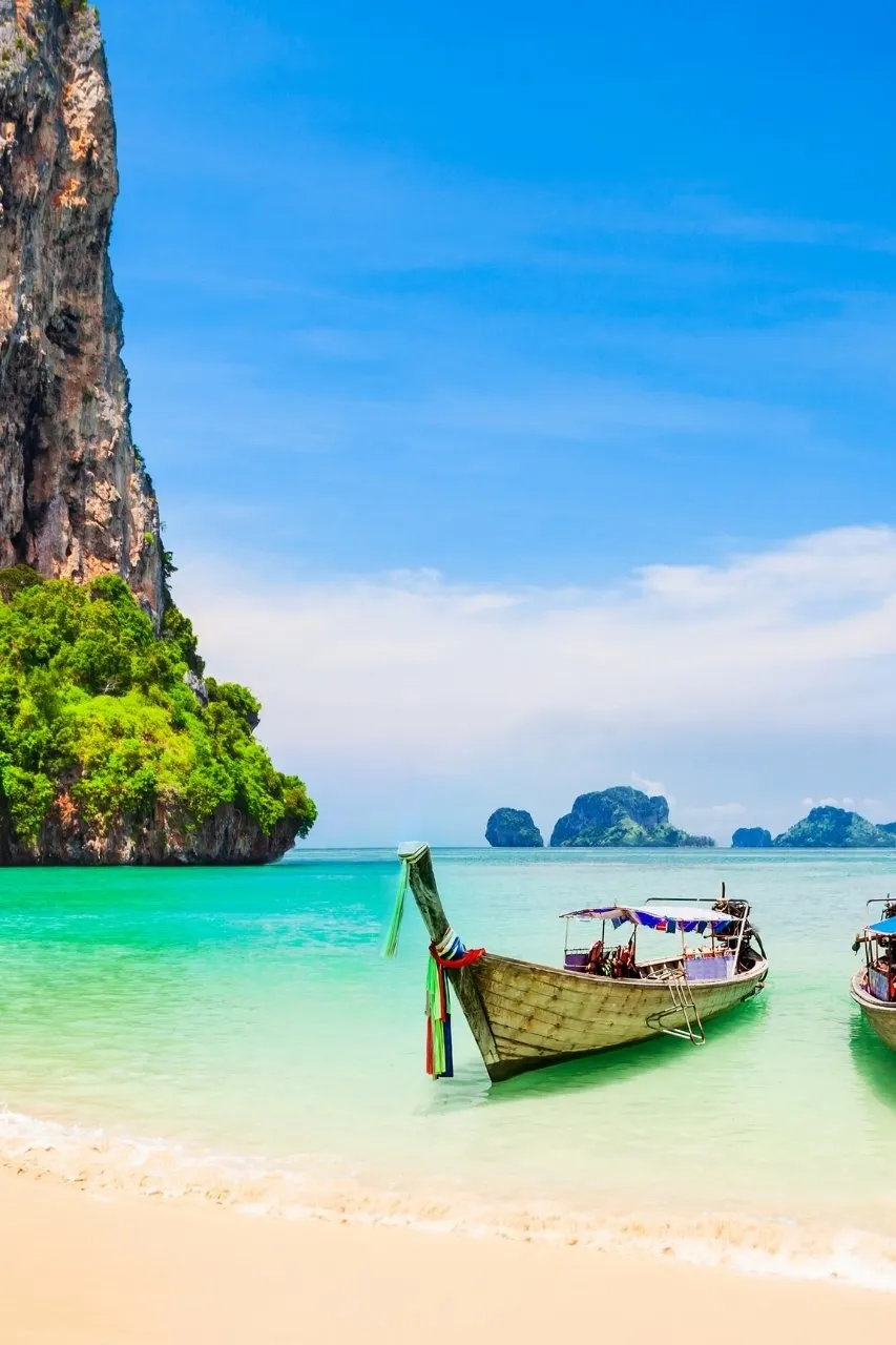 Zandstrand met long tail boats in Zuid-Thailand | de Jong Intra Vakanties