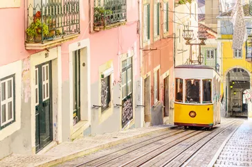Tram 28, Lissabon - AdobeStock 80999518