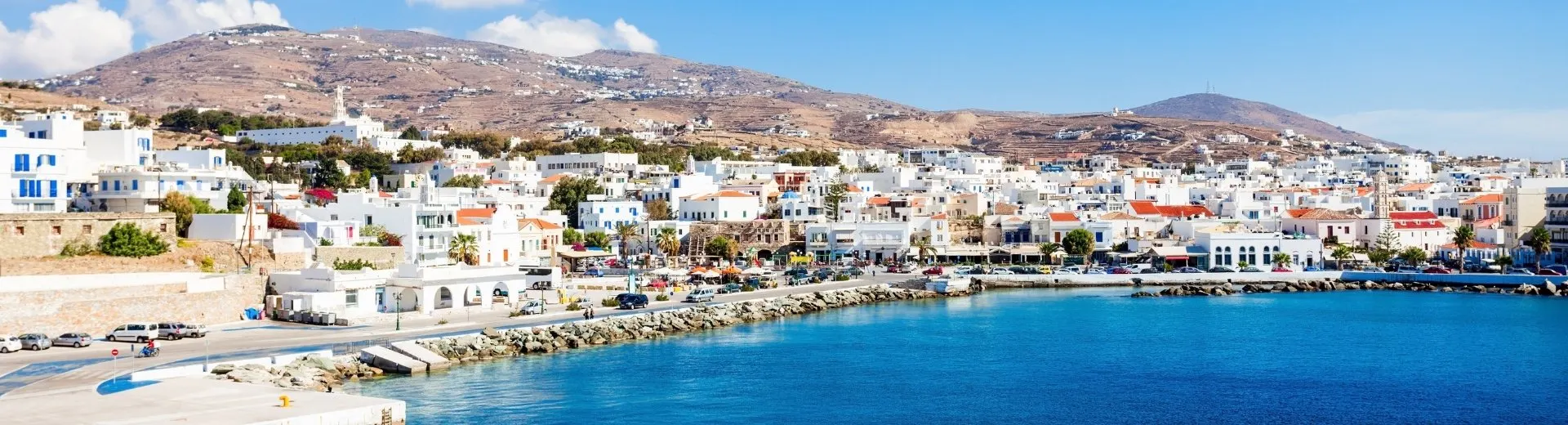 Zicht op de kust van het Tinos Eiland vanaf het water, Griekenland | de Jong Intra Vakanties