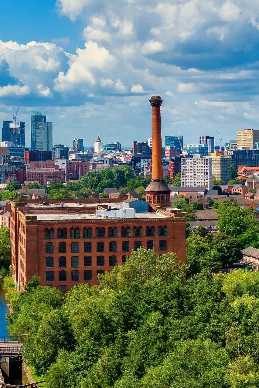 Panoramisch uitzicht op de skyline van Manchester met een oud pakhuis en een schoorsteen, Manchester, Groot-Brittannië | de Jong Intra Vakanties