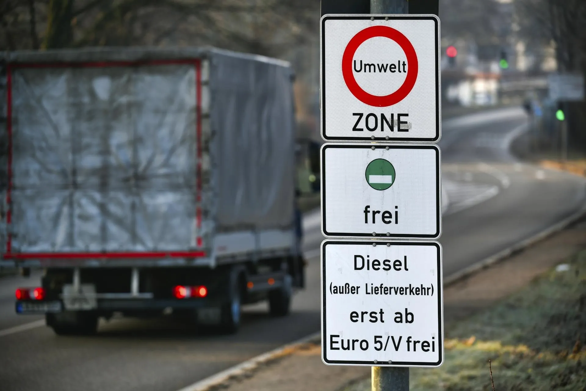 Voorbeeld van een verkeersbord over milieuzone in Duitsland  waarvan uitgezonderd leveringsverkeer, lage-emissiezone, sticker, Stuttgart, Baden-Württemberg, Duitsland