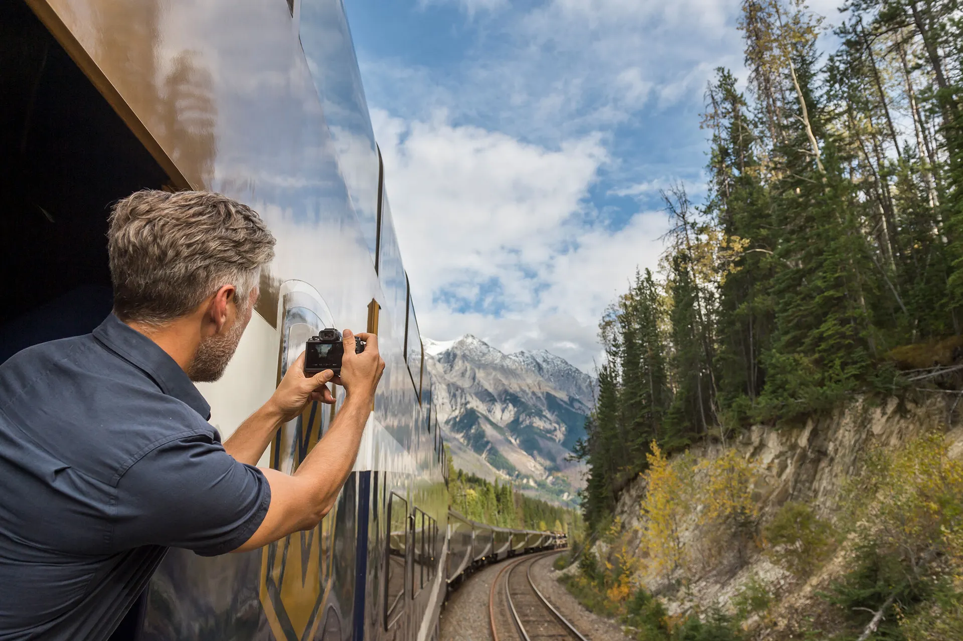 Rocky Mountaineer trein door de indrukwekkende Canadese bergen tijdens de 10-daagse groepsrondreis door Canada | de Jong Intra Vakanties