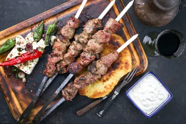 Traditionele Griekse maaltijd - Souvlaki met Tzatziki