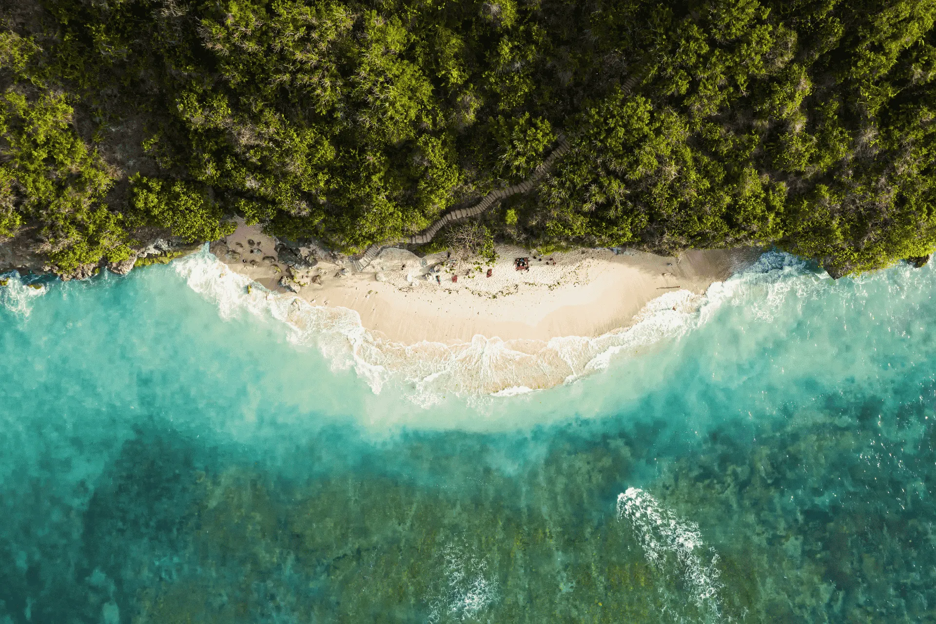 Het adembenemend mooie Green Bowl Beach op Bali, Indonesië - de Jong Intra Vakanties