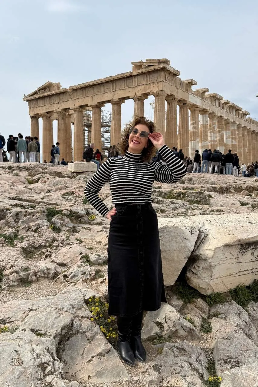 Nathalie tijdens een stedentrip in Athene bij de indrukwekkende Akropolis - de Jong Intra Vakanties