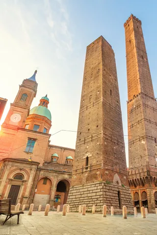Stedentrip Bologna, Asinelli & Garisenda Torens, Bologna, Italië | de Jong Intra Vakanties