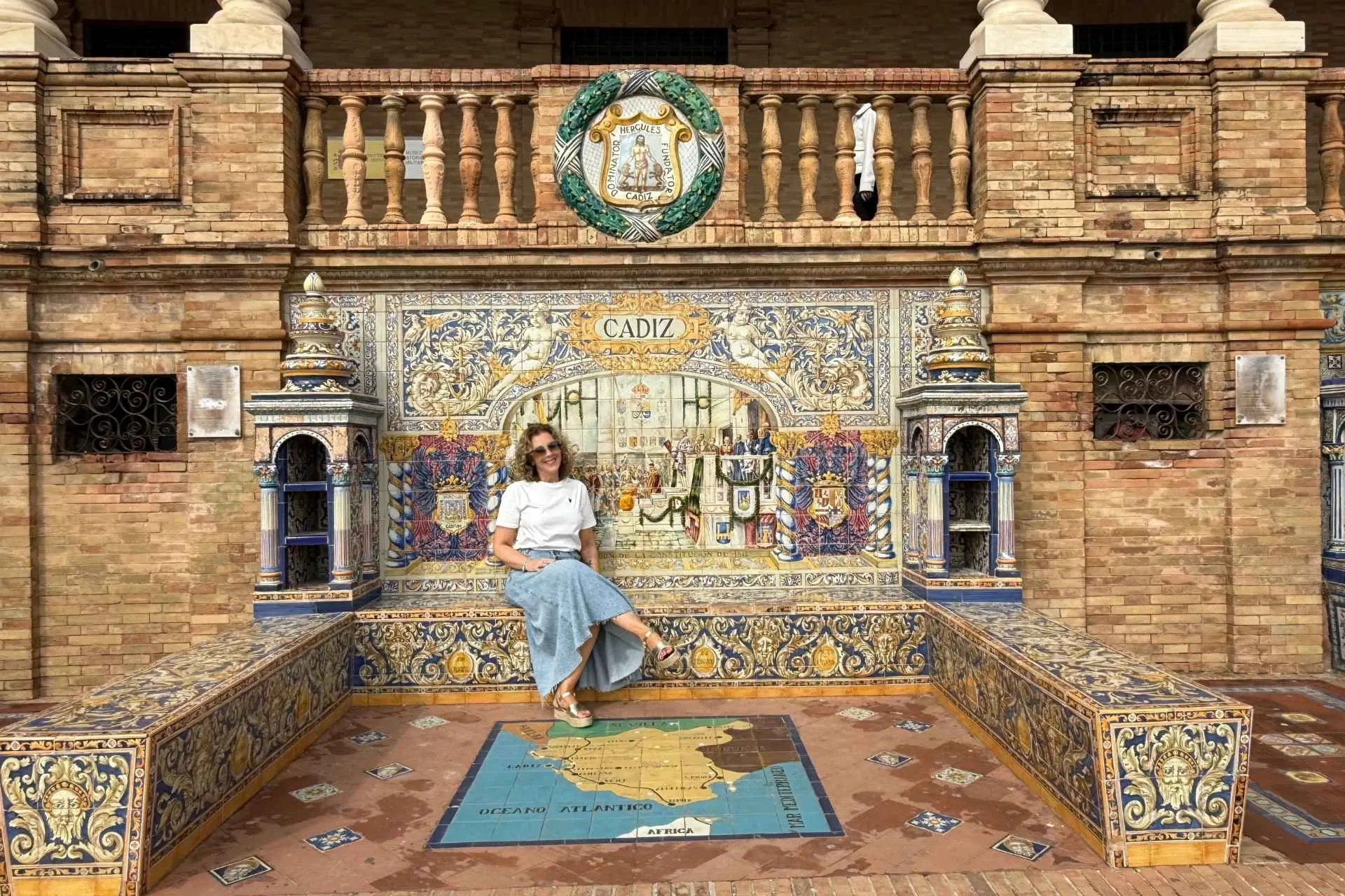 De kleurrijke bankjes van Plaza de España tijdens een stedentrip in Sevilla, Spanje - de Jong Intra Vakanties