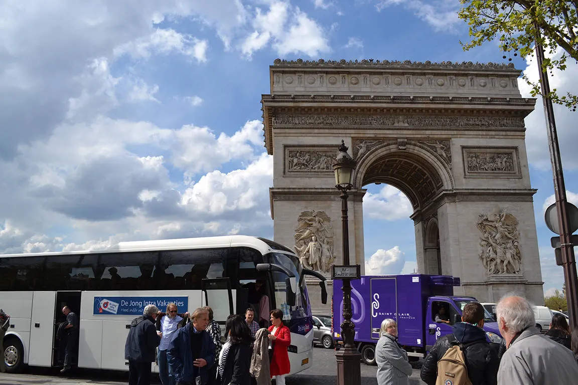 Touringcar bij de Arc de Triomphe