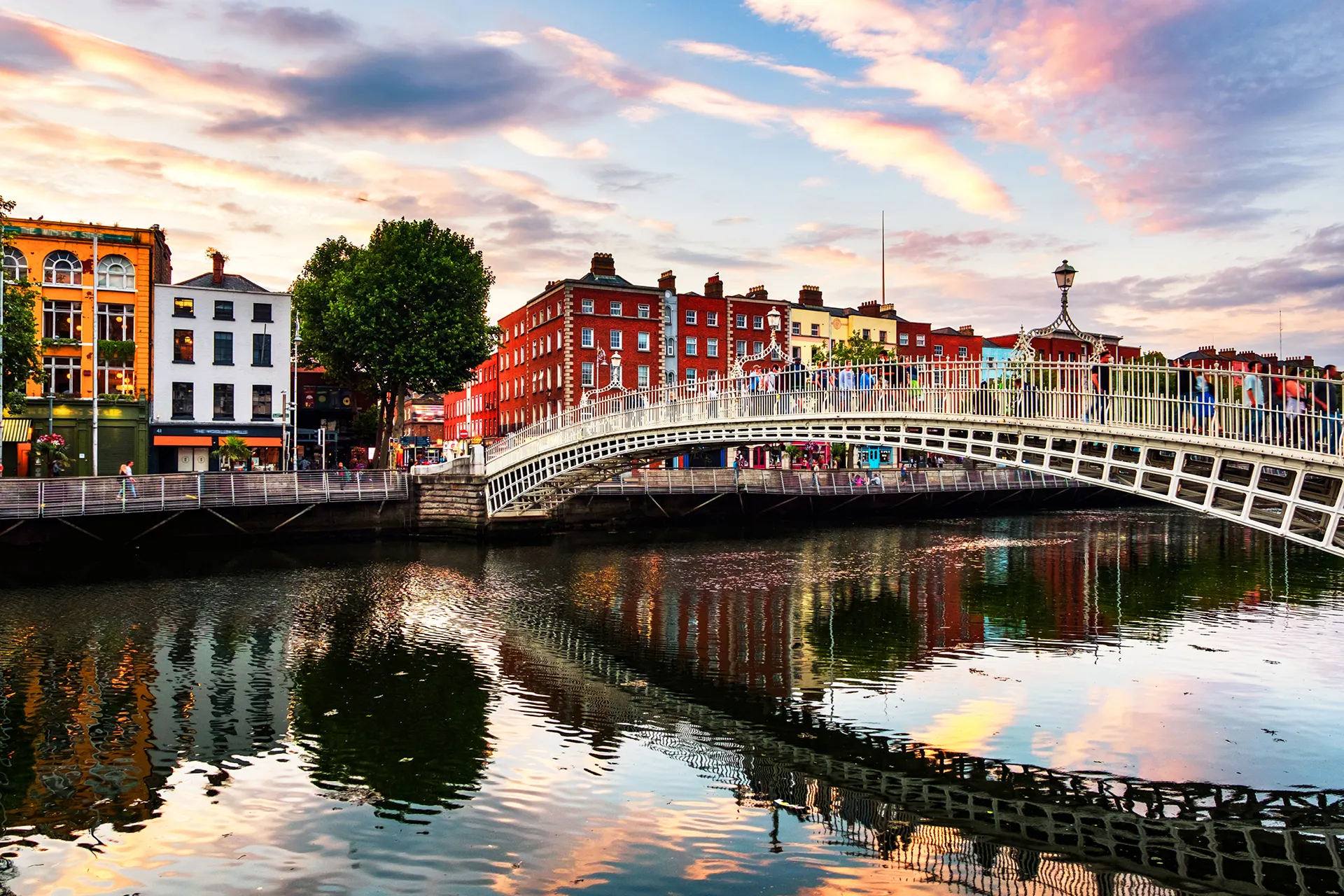 Stedentrip Dublin, Ha Penny Bridge, Dublin, Ierland | de Jong Intra Vakanties