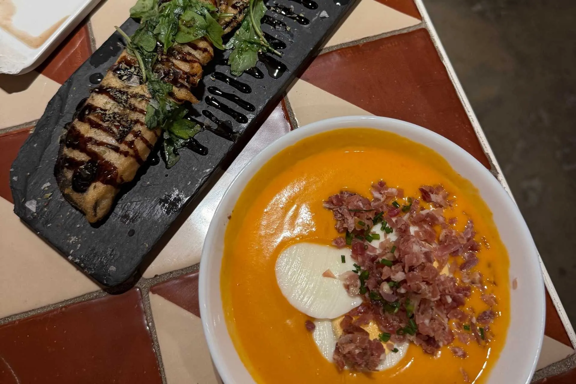De lekkere salmorejo soep bij Dúo Tapas Restaurant in Sevilla, Spanje - de Jong Intra Vakanties