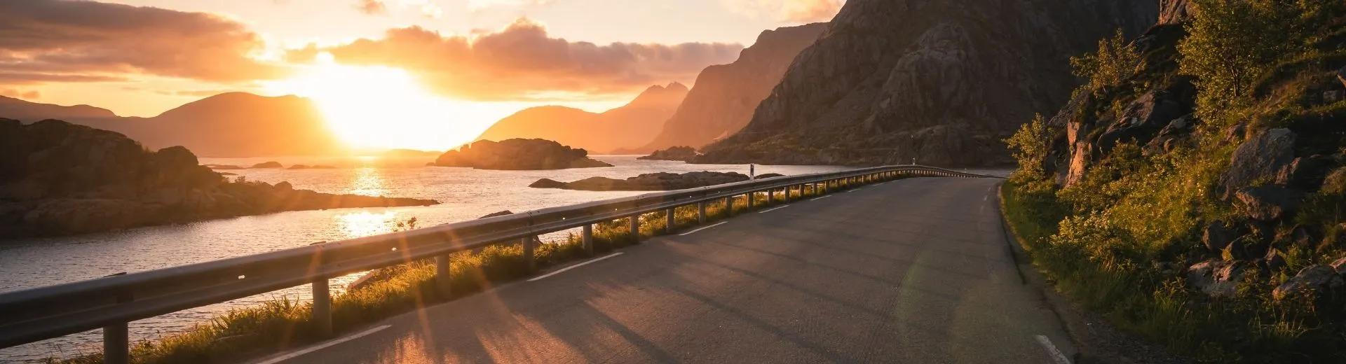 Bergweg met de Middernachtzon op de Lofoten-eilanden, Noorwegen | de Jong Intra Vakanties