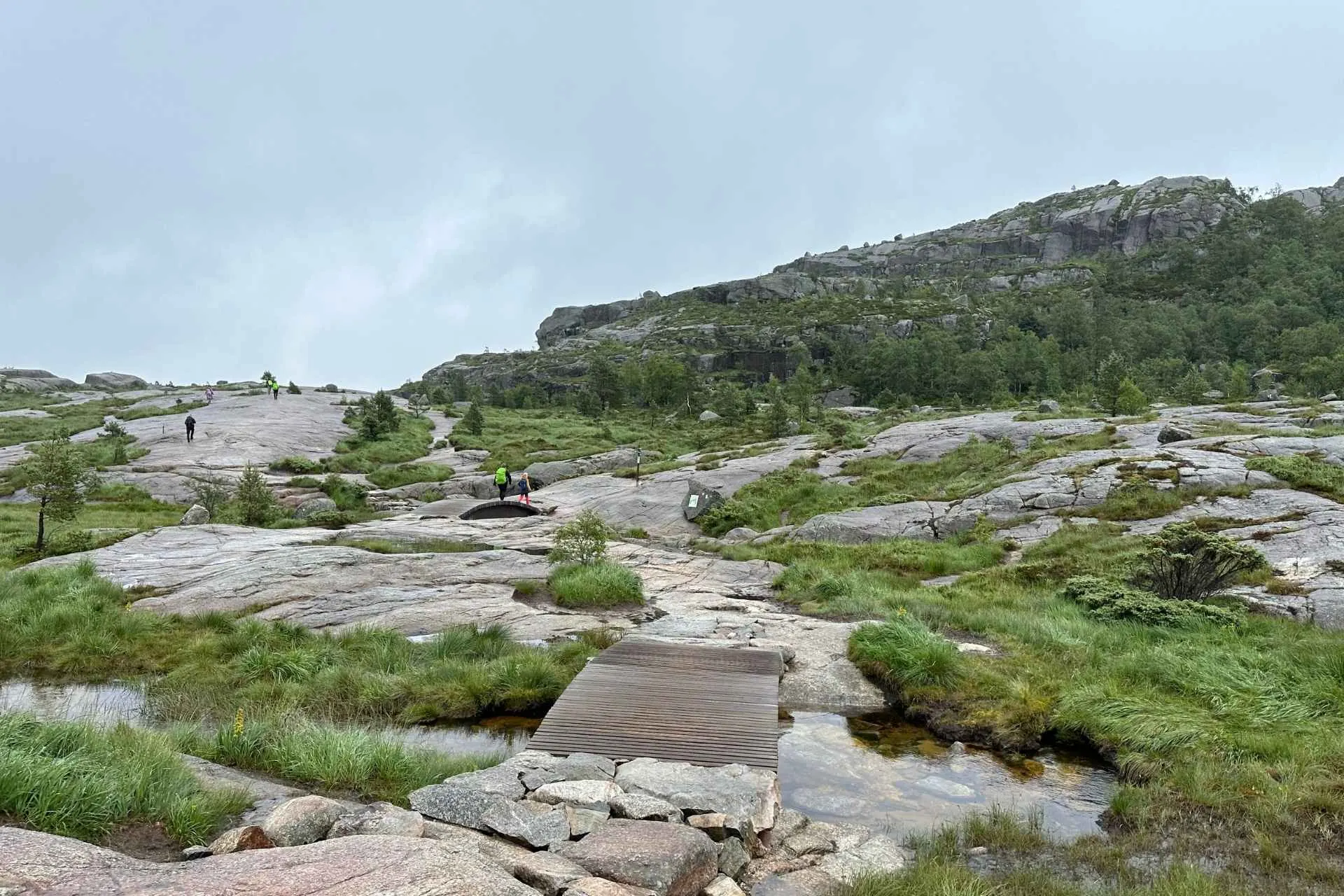 Wandelpaden tijdens de Preikestolen hike in Noorwegen - de Jong Intra Vakanties
