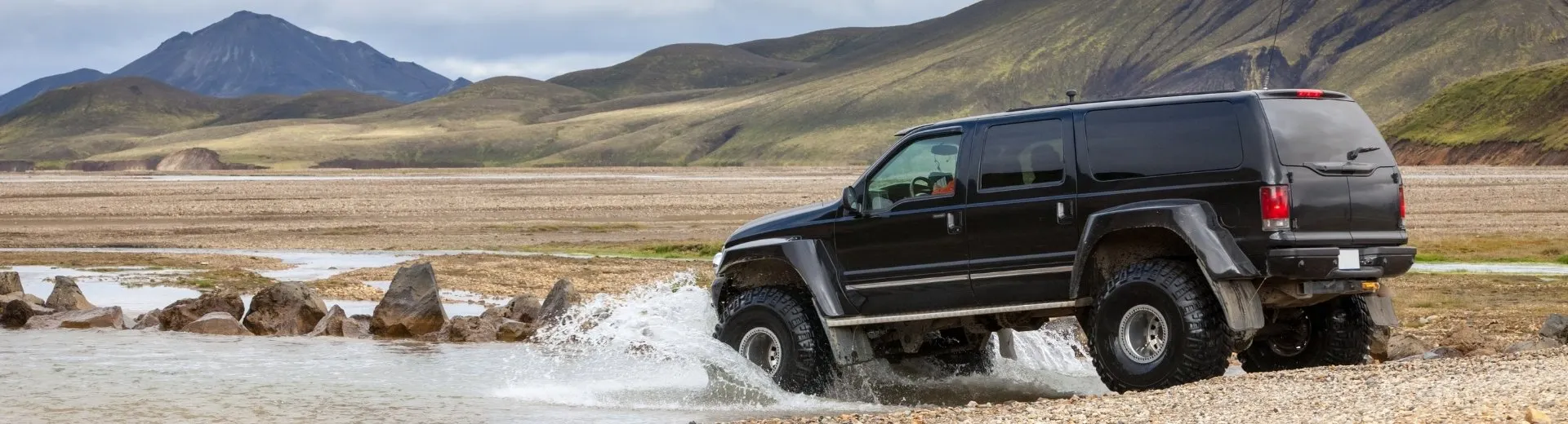 4x4 auto rijdt in rivier in IJsland | de Jong Intra Vakanties
