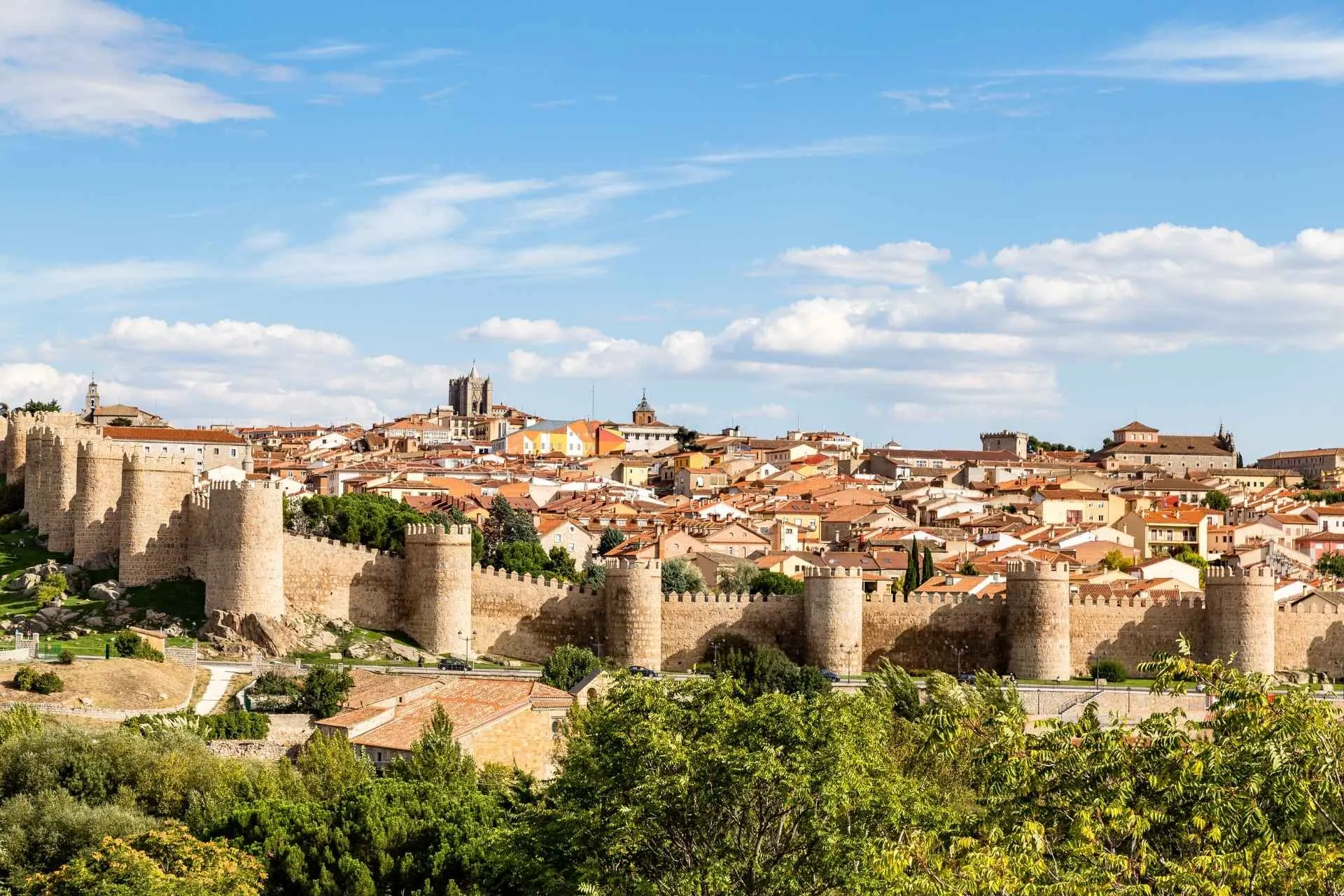 Panoramisch uitzicht op de historische stad Ávila vanaf de Mirador de los Cuatro Postes, Spanje, met zijn beroemde middeleeuwse stadsmuren. UNESCO Werelderfgoed. Bekend als de Stad van Stenen en Heiligen | de Jong Intra Vakanties