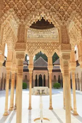 Rondreis Andalusië, fly drive Andalusië, Stedentrip Granada, Patio de Los Leones, Alhambra, Granada, Spanje | de Jong Intra Vakanties
