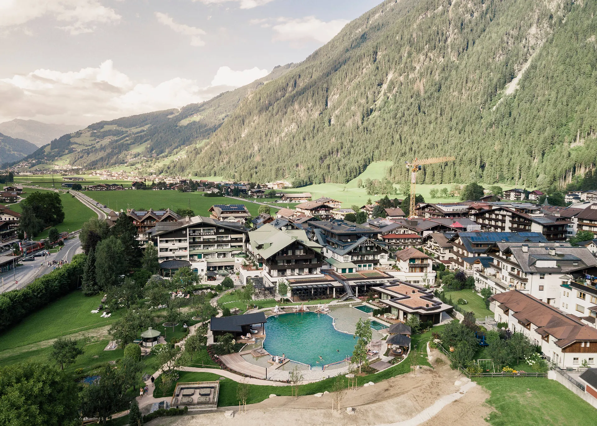 Hotel buiten verweg aanzicht